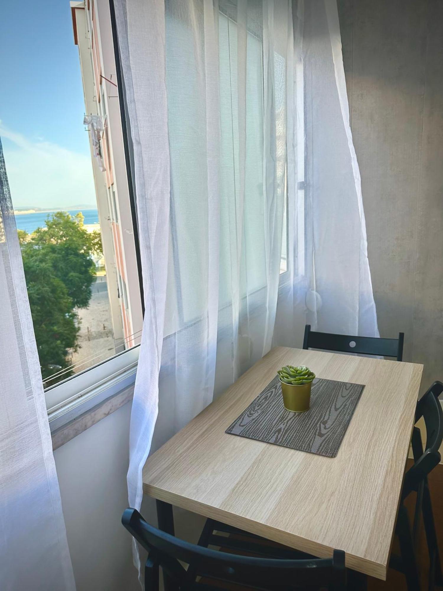 Sea View Apartment & 4 Minutes Walk To The Beach Paço de Arcos Екстериор снимка